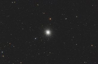 Messier 13 – Herkuleshaufen, Kugelsternhaufen im Sternbild Herkules