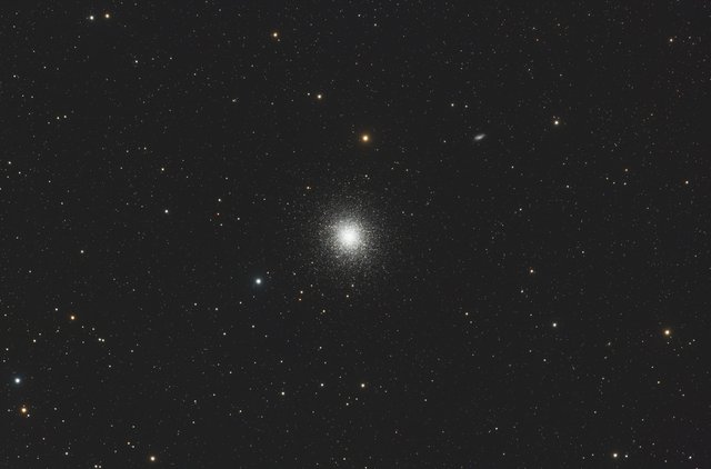 Messier 13 – Herkuleshaufen, Kugelsternhaufen im Sternbild Herkules