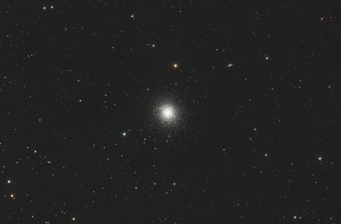 Messier 13 – Herkuleshaufen, Kugelsternhaufen im Sternbild Herkules