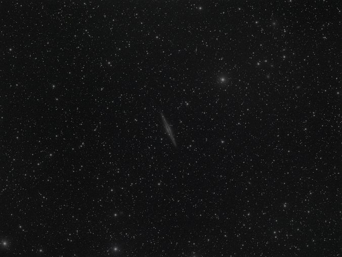 NGC 891 – kantengradig gesehene Spiralgalaxie im Sternbild Andromeda