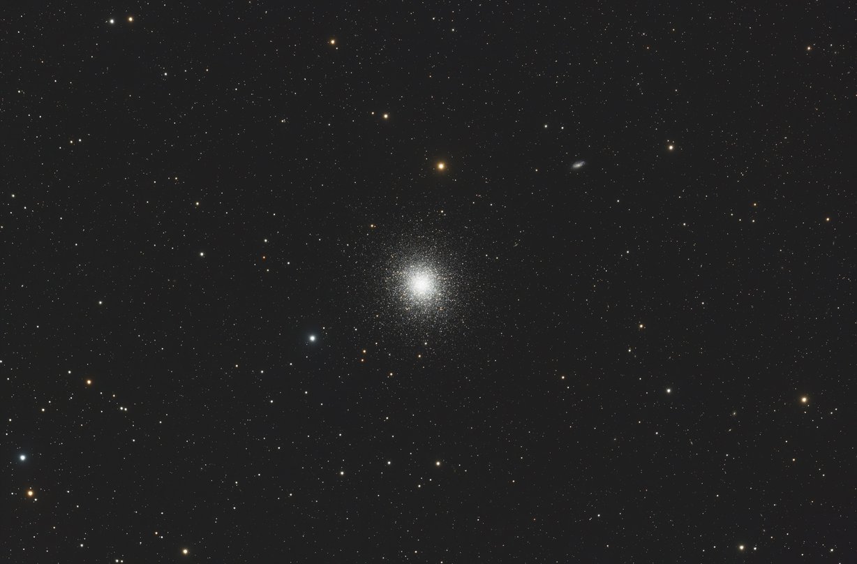 Messier 13 – Herkuleshaufen, Kugelsternhaufen im Sternbild Herkules