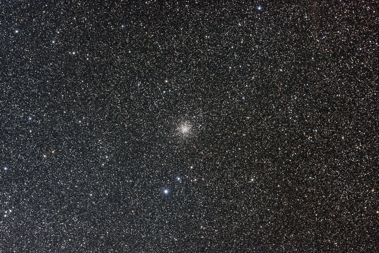 Messier 71 – Kugelsternhaufen im Sternbild Pfeil