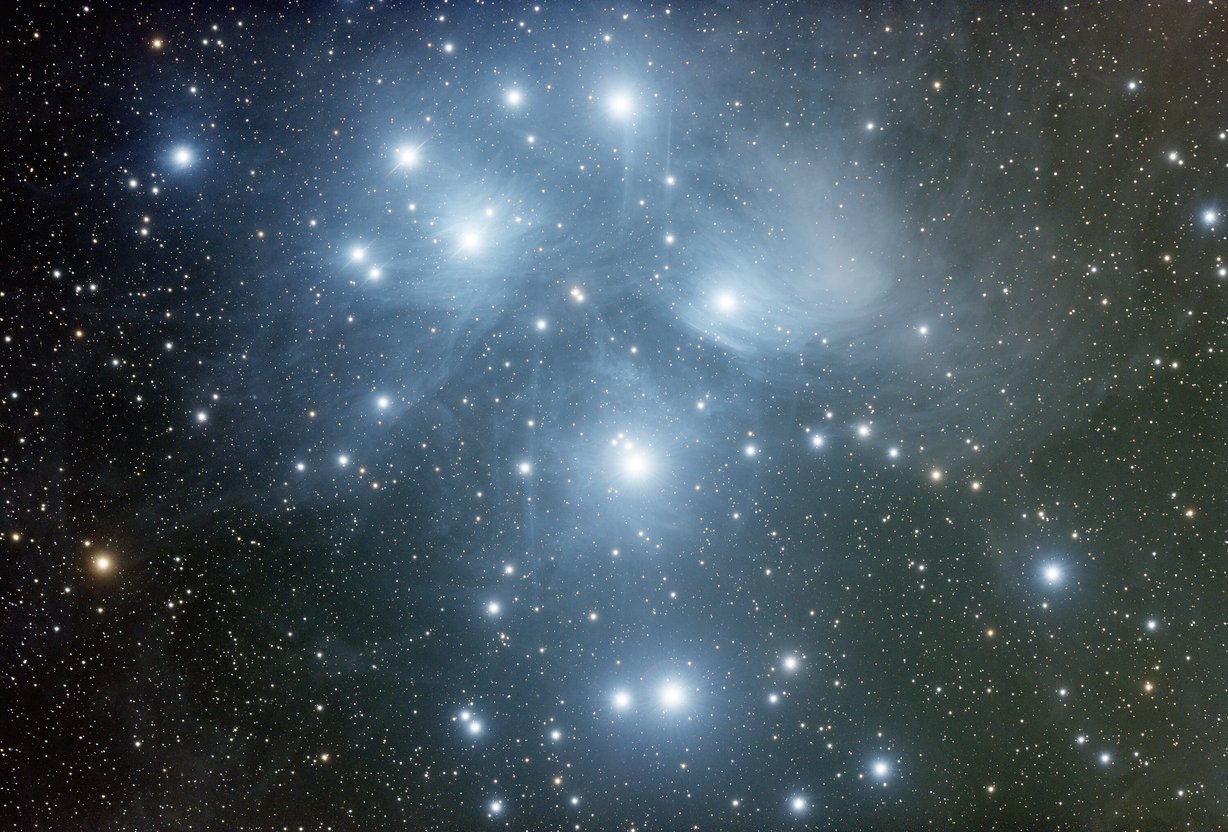 Messier 45 – Plejaden (Siebengestirn), offener Sternhaufen im Sternbild Stier