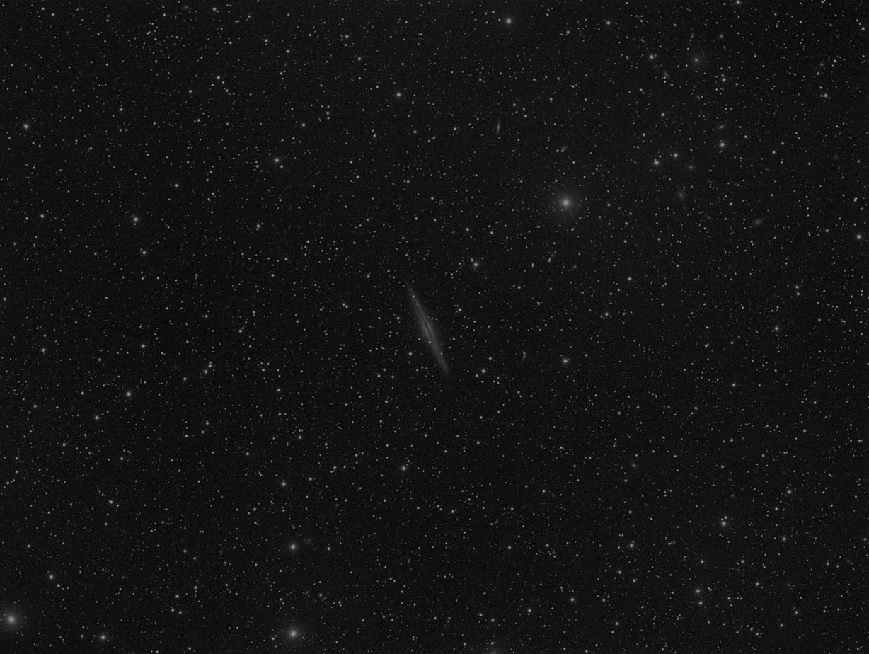 NGC 891 – kantengradig gesehene Spiralgalaxie im Sternbild Andromeda